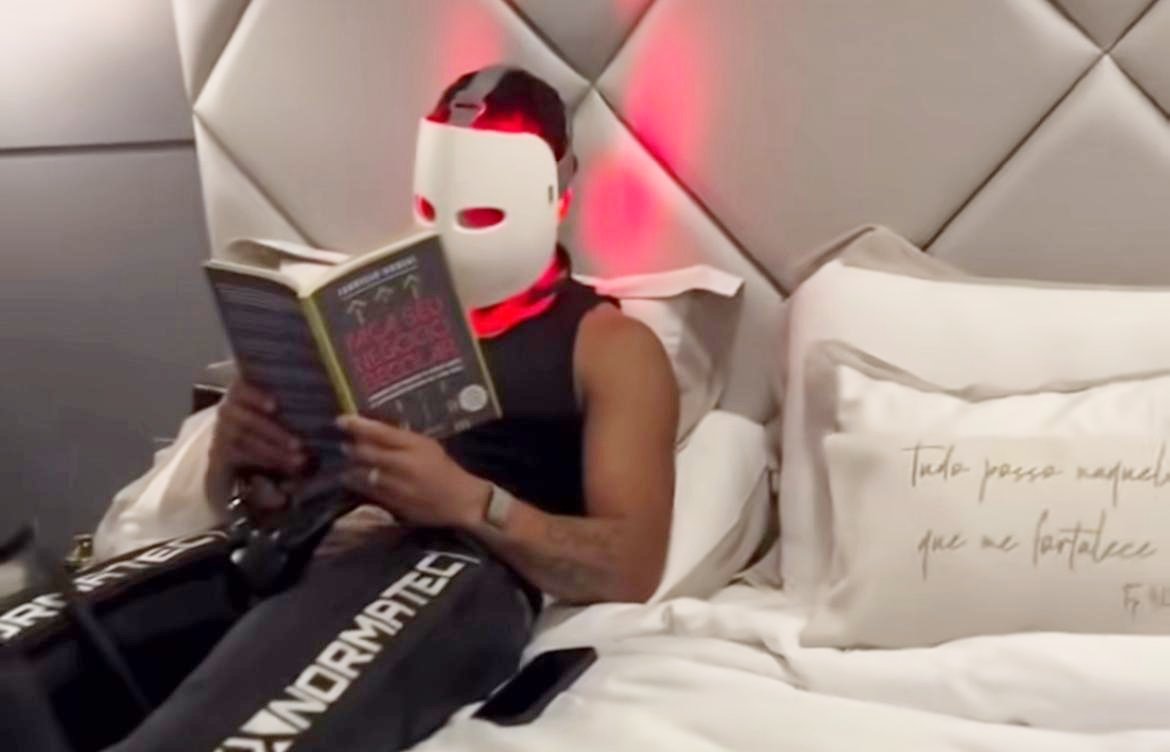 Hulk, atacante do Atlético, com máscara de LED no rosto (foto: Reprodução/Instagram/Hulk)