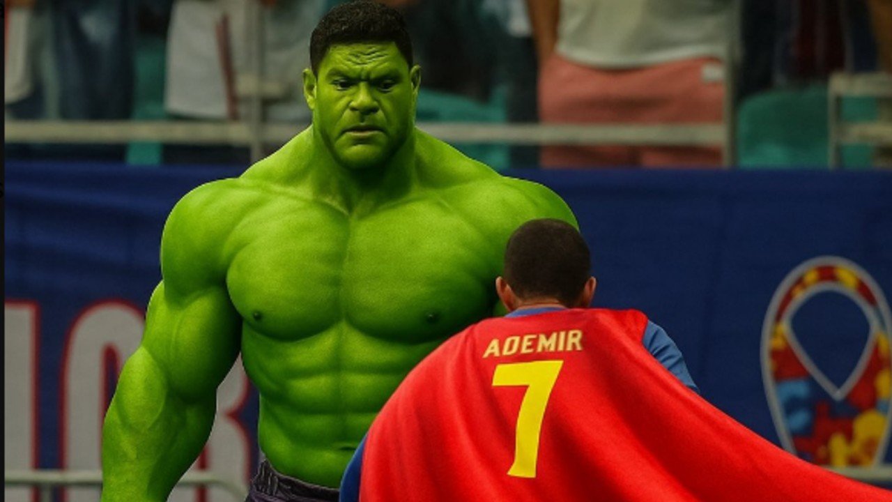 Imagem do personagem Hulk em frente ao jogador Ademir com a roupa do Superman (foto: Reprodução de Internet)