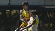 Isaac ao lado de Bernard em treino do Atlético (foto: Pedro Souza/Atlético)