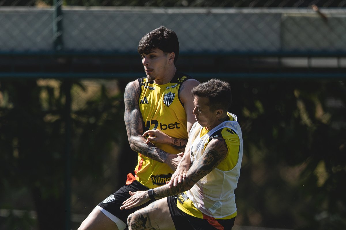 Isaac ao lado de Bernard em treino do Atlético (foto: Pedro Souza/Atlético)