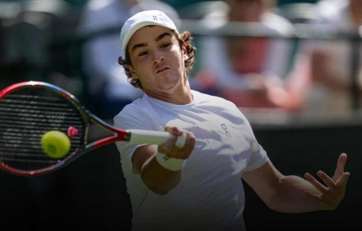 João Fonseca acertando a bola (foto: Divulgação / Wimbledon)