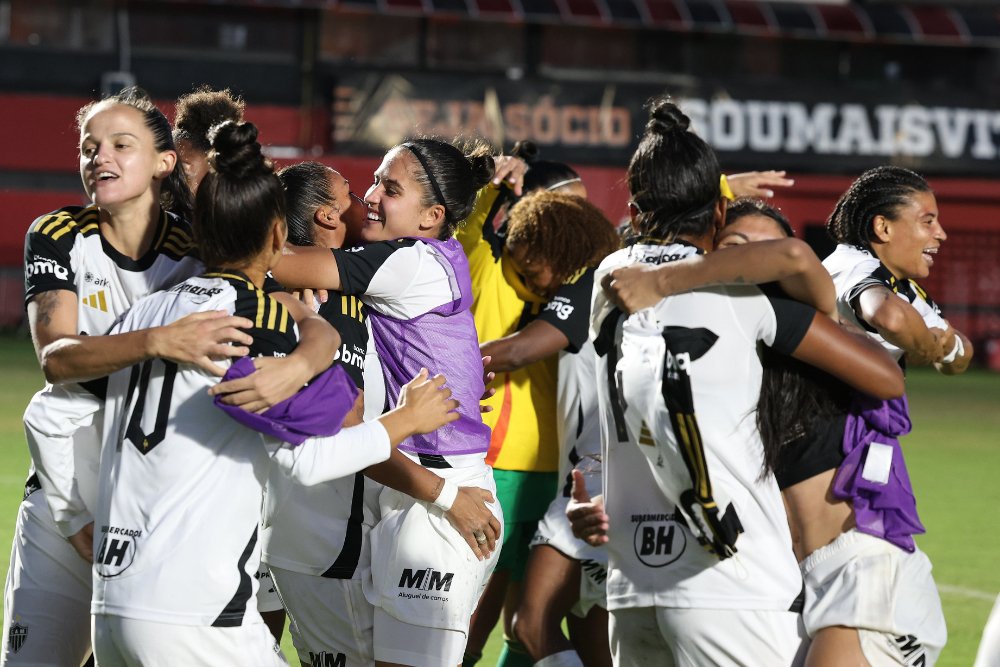 Jogadoras do Atlético comemoram classificação para a Primeira Divisão do Brasileiro Feminino (foto: Daniela Veiga/Atlético)