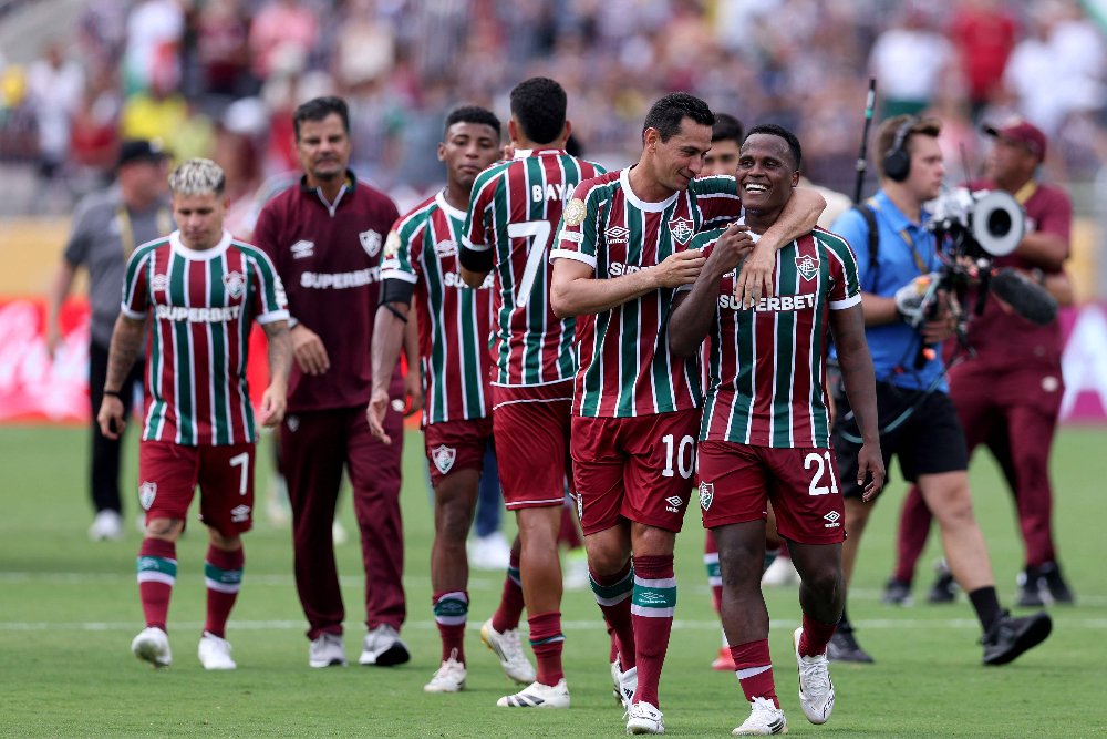Jogadores do Fluminense celebram vitória sobre o Al-Hilal (foto: Megan Briggs/via AFP)
