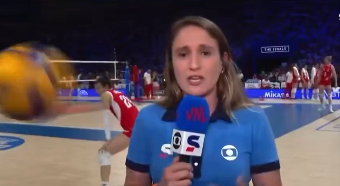 Repórter Júlia Guimarães quase levou bolada durante passagem ao vivo (foto: Reprodução)