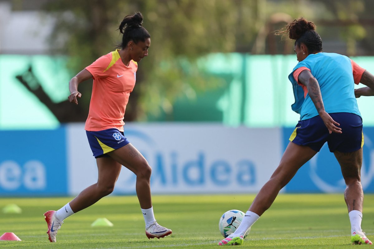 Kerolin tenta driblar companheira de seleção durante o treino (foto: Divulgação: CBF)