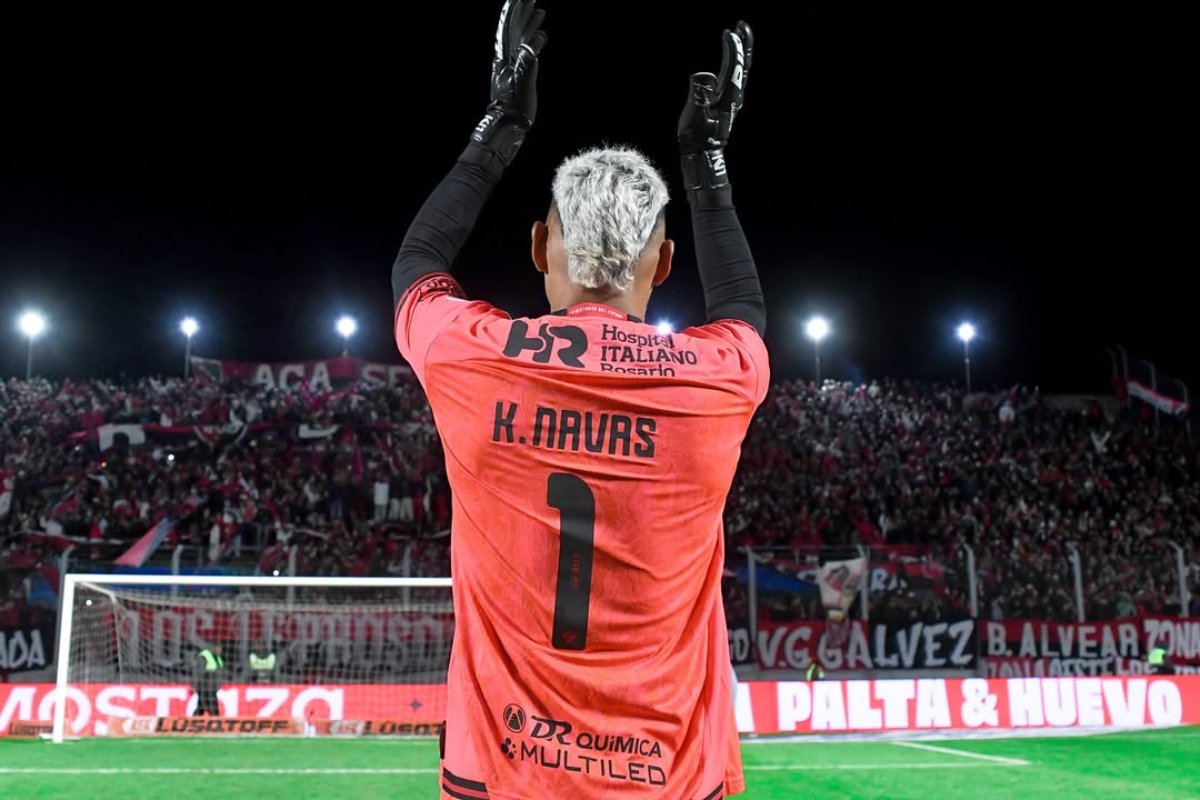 Goleiro Keylor Navas aplaude a torcida do Newell's Old Boys. (foto: Divulgação: Keylor Navas)