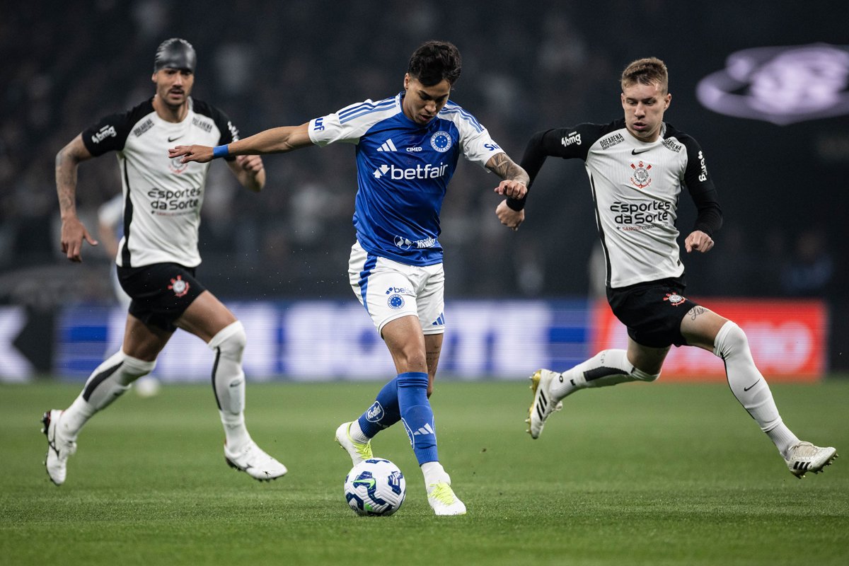 Kaio Jorge, do Cruzeiro, enfrenta a marcação do Corinthians em empate pelo Brasileirão (foto: Marco Galvão/Cruzeiro)