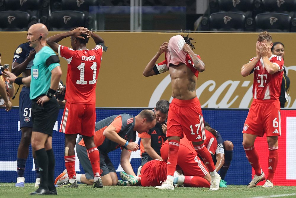 Jogadores do Bayern lamentam lesão sofrida por Musiala contra o PSG (foto: ALEX GRIMM/via AFP)