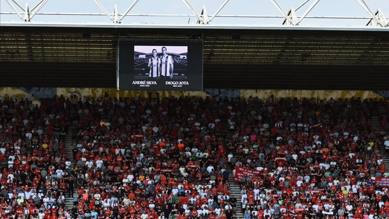 Homenagem feita por torcedores e times para Diogo Jota e seu irmão (foto: Liverpool/Divulgação)