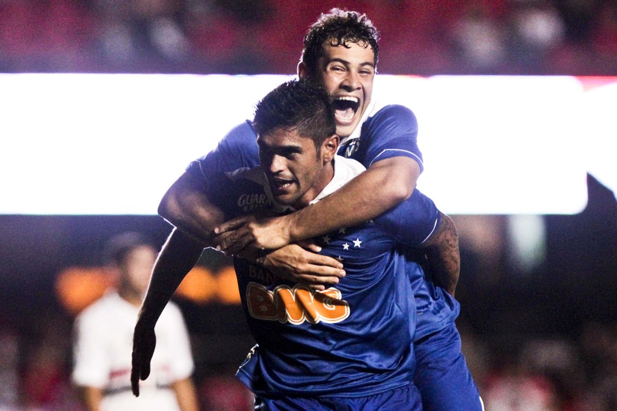 Luan é abraçado o por Vinícius Araújo em comemoração de gol pelo Cruzeiro contra o São Paulo, no Morumbi, pelo Brasileirão de 2013 (foto: ALE CABRAL/FUTURA PRESS/FUTURA PRESS/ESTADÃO CONTEÚDO)
