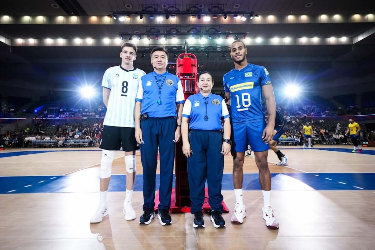 Capitão da Seleção, Lucarelli posa com uniforme de líbero ao lado de árbitros e Loser, capitão da Argentina, antes de clássico pela VNL (foto: Divulgação/FIVB)