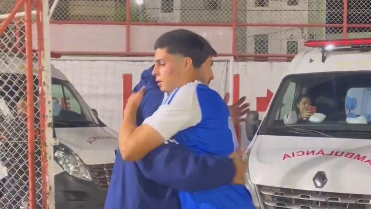 Lucas Silva abraça Cauan Baptistella, destaque do Sub-20 do Cruzeiro (foto: Reprodução/Cruzeiro)