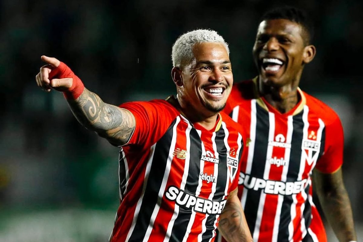Luciano e Arboleda comemoram gol que deu a vitória ao São Paulo (foto: Divulgação/São Paulo)