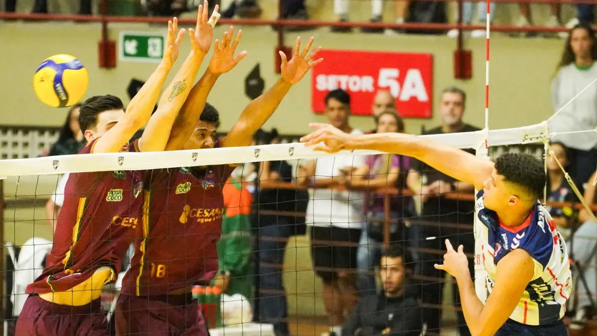 Luiz Henrique (direita) em ação pelo Monte Carmelo na final da Superliga B Masculina de Vôlei (foto: Mauricio Val/FV Imagem/CBV)