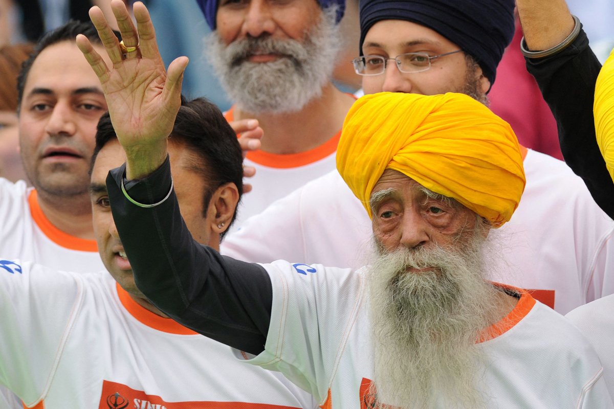 Fauja Singh na Maratona de Hong Kong, em 2013 (foto: DALE DE LA REY/AFP)
