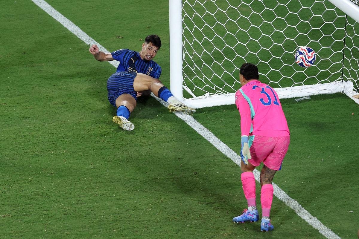 Marcos Leonardo aproveitou rebote de Ederson para marcar o gol que selou a heroica virada do Al-Hilal sobre o Manchester City no Mundial de Clubes (foto: MEGAN BRIGGS/AFP)
