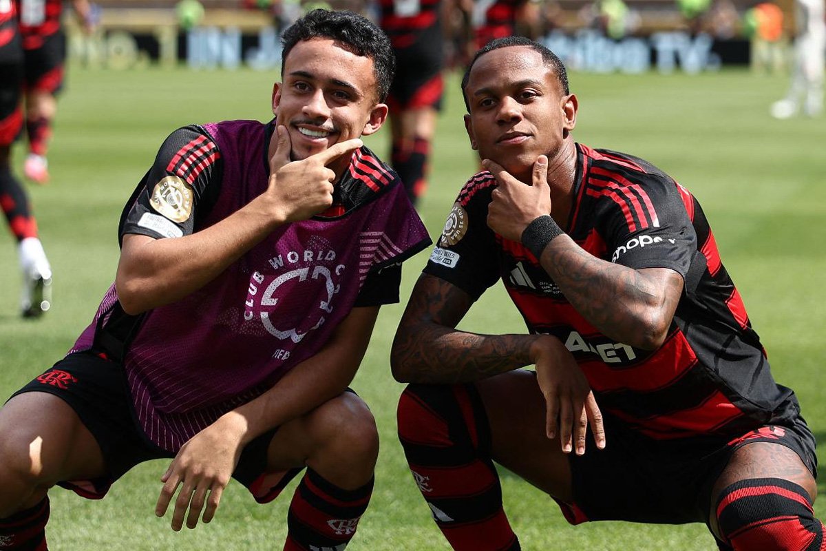 Matheus Gonçalves (à esquerda) ao lado de Wallace Yan no Mundial de Clubes (foto: FRANCK FIFE / AFP)