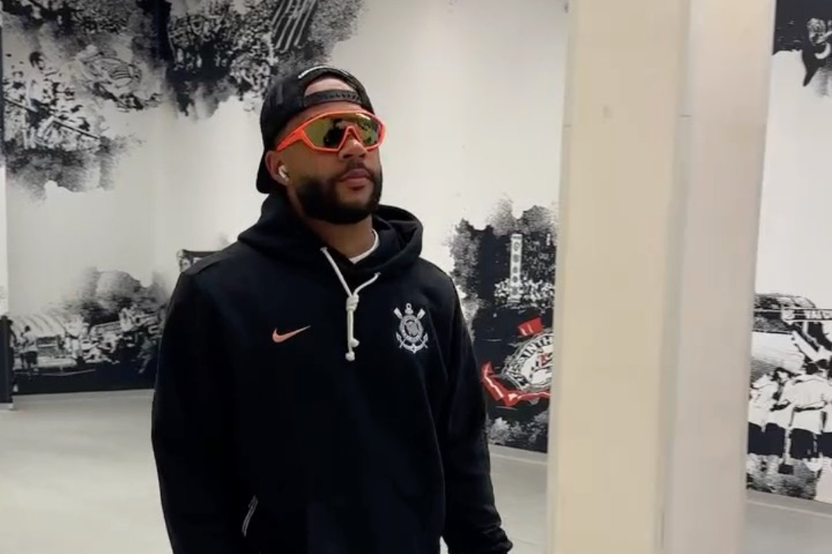 Memphis Depay chegando à Neo Química Arena para jogo do Corinthians (foto: Divulgação/Corinthians)