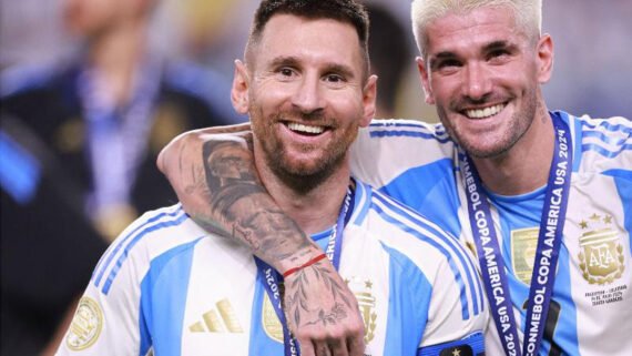 Messi e De Paul são companheiros de Seleção Argentina (foto: Carmen Mandato/Getty Images/AFP)
