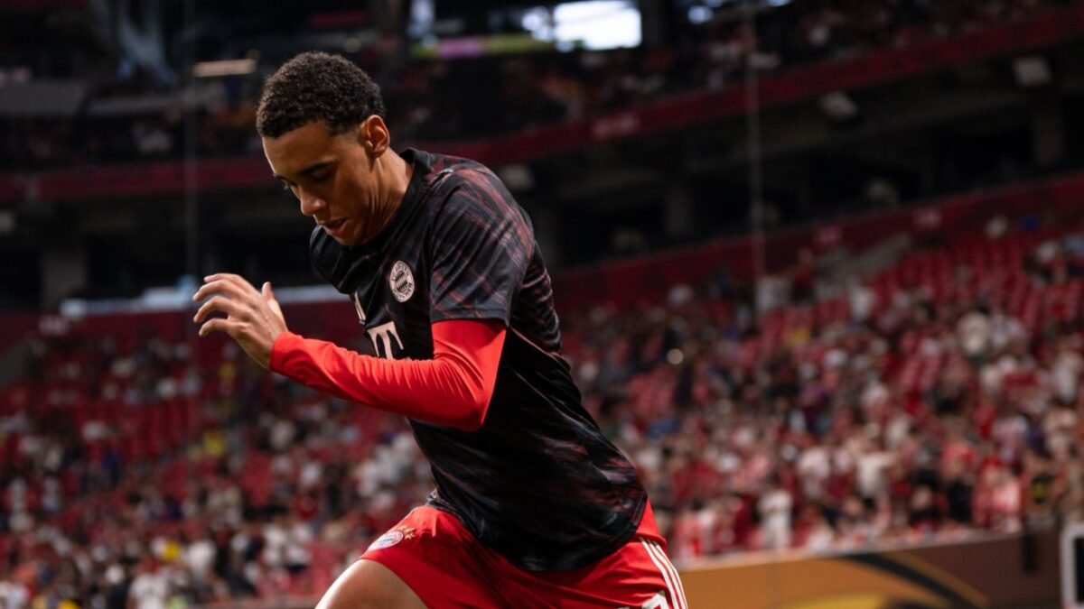 Musiala, atacante do Bayern, em aquecimento pré-jogo (foto: Bayern/Divulgação)