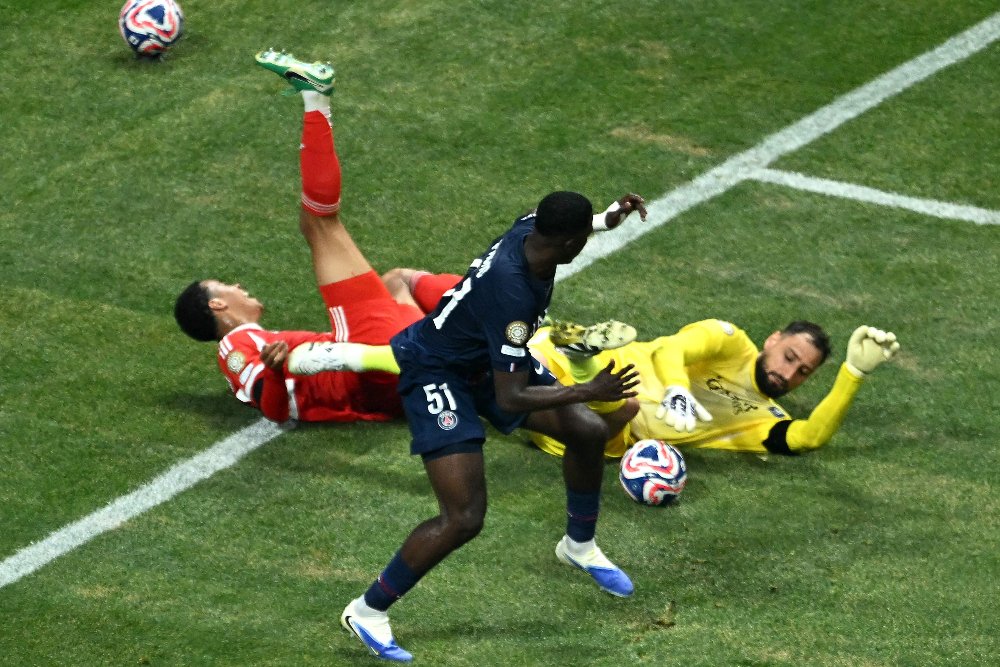 Momento em que Musiala se lesiona em PSG x Bayern (foto: ROBERTO SCHMIDT / AFP)