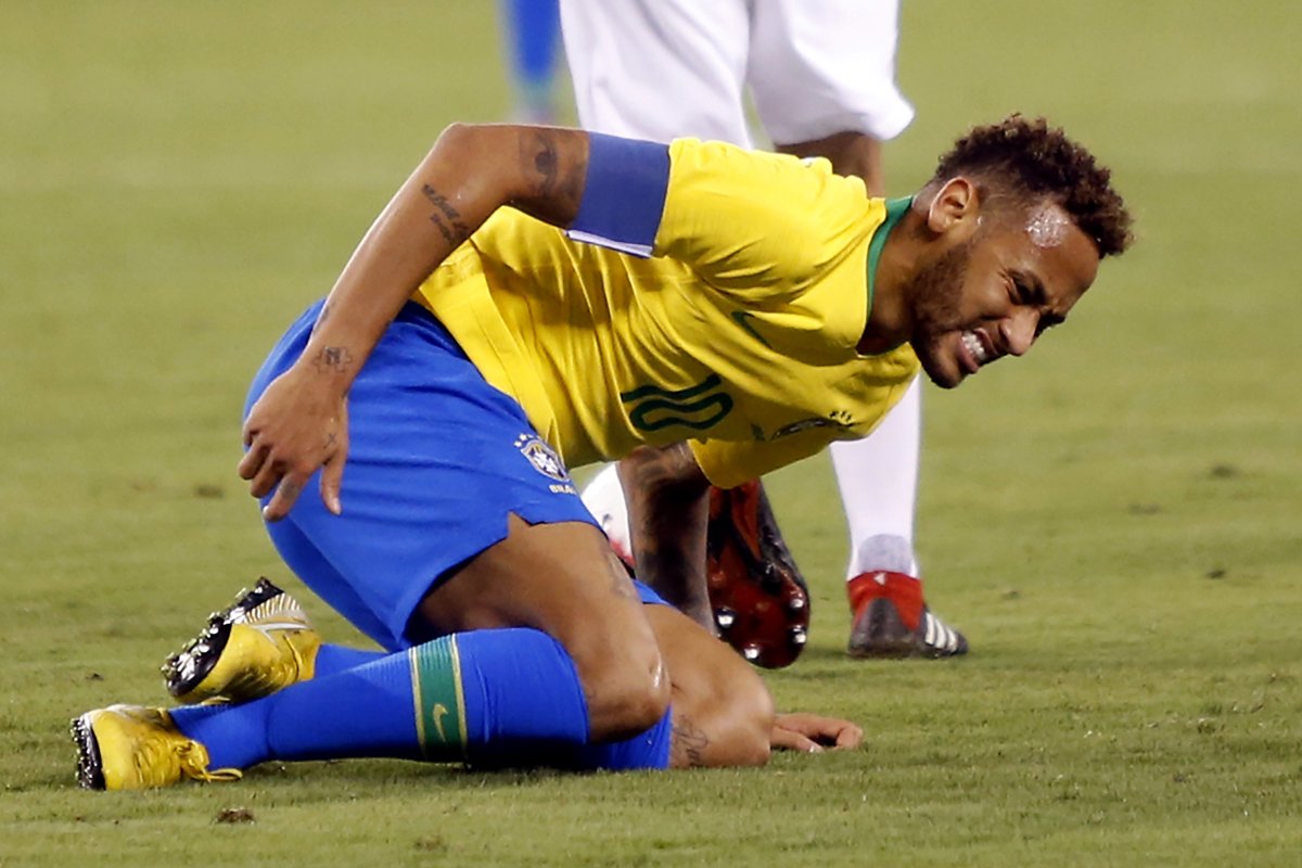 Neymar reclama de falta em amistoso da Seleção Brasileira contra o Peru, em 2019, nos Estados Unidos (foto: EDUARDO MUNOZ ALVAREZ/AFP)
