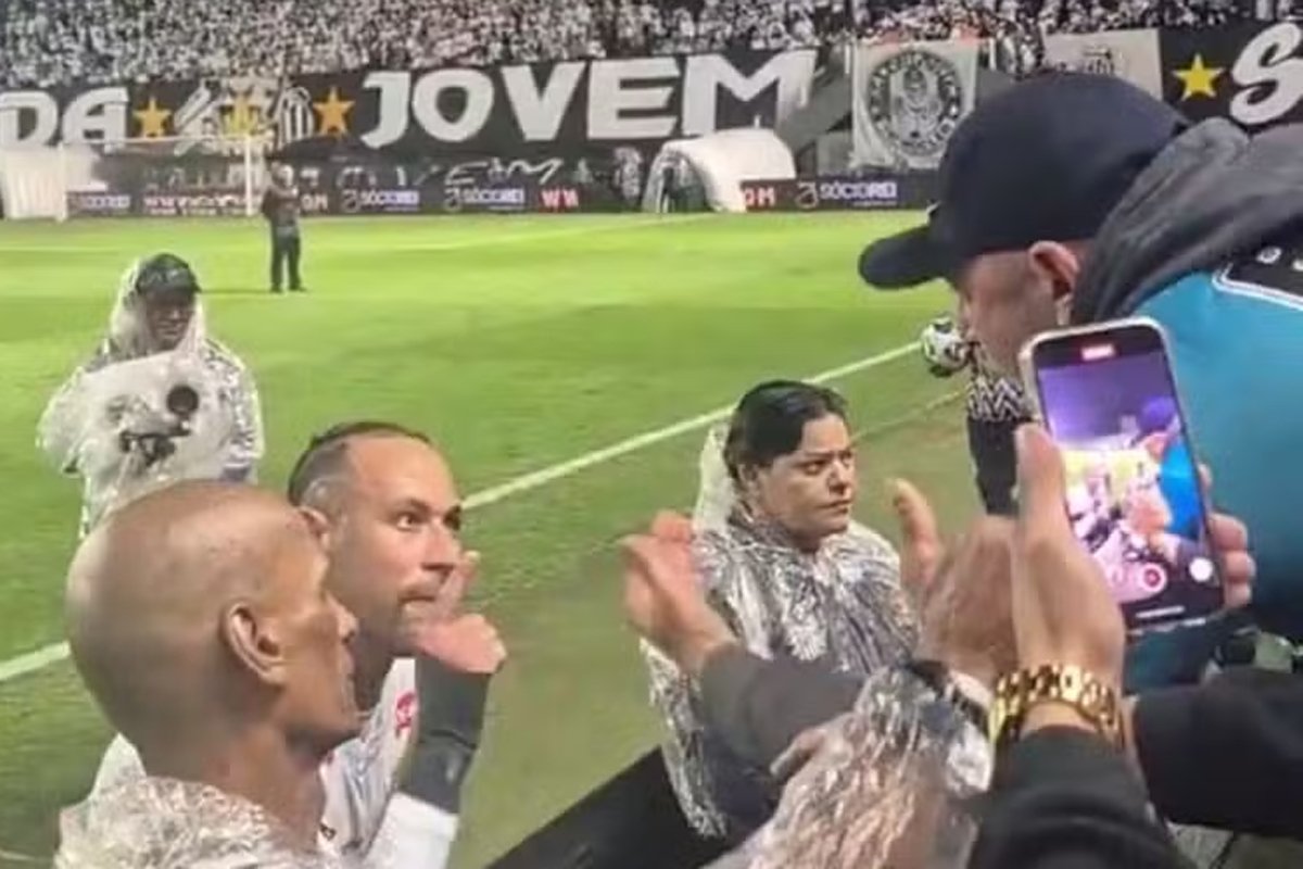 Neymar discute com torcedor depois de derrota do Santos na Vila Belmiro (foto: Reprodução)