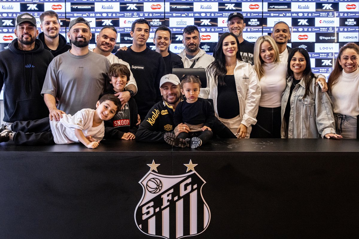 Neymar com amigos e familiares em entrevista coletiva no Santos (foto: Raul Baretta/ Santos FC)