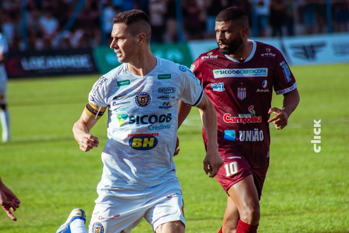 Jogadores de North e Patrocinense disputam jogada (foto: Imbróglio jurídico pode definir os rumos do Módulo II)