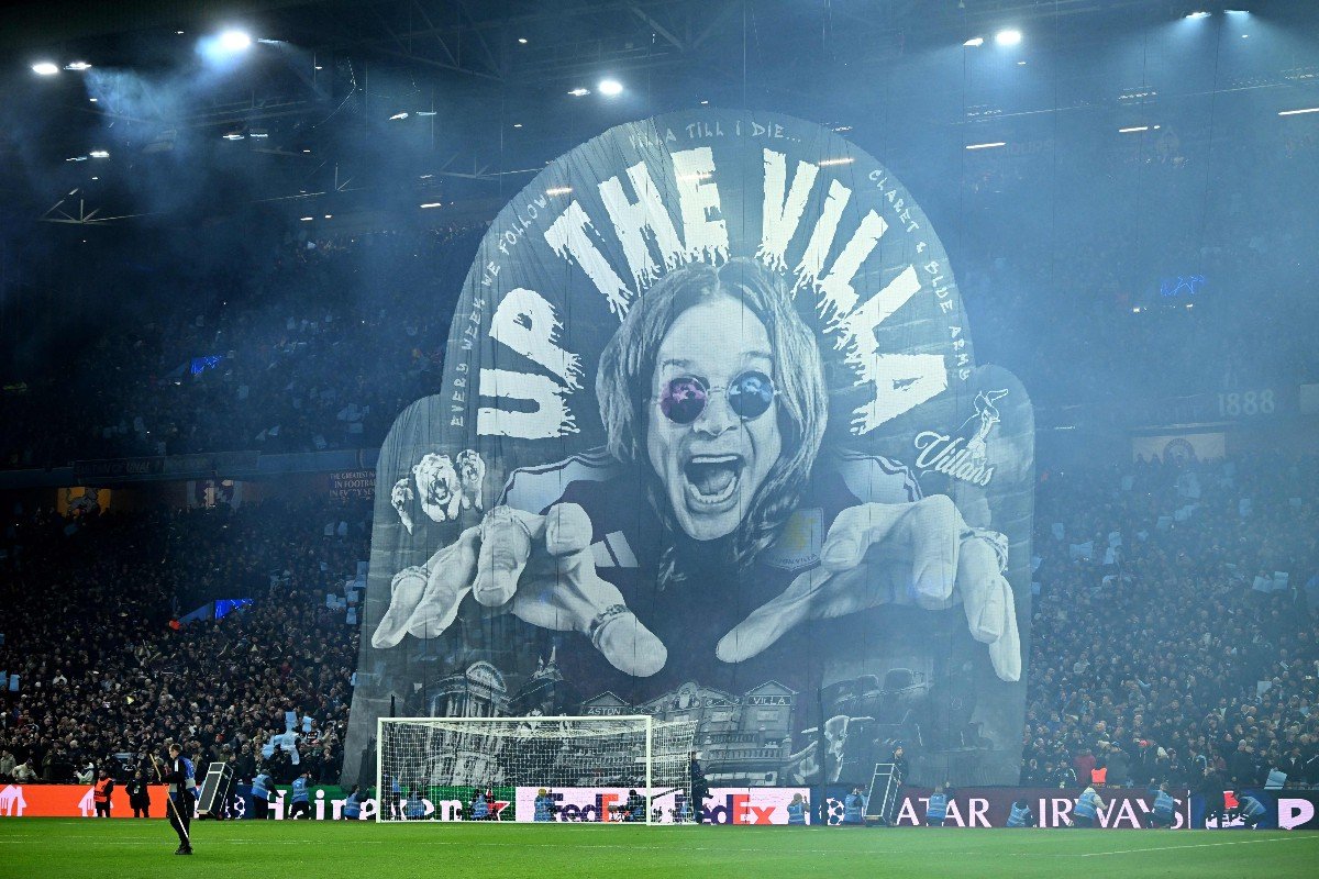 Mosaico em homanagem a Ozzy Osbourne antes de jogo entre Aston Villa e Celtic - (foto: JUSTIN TALLIS / AFP)