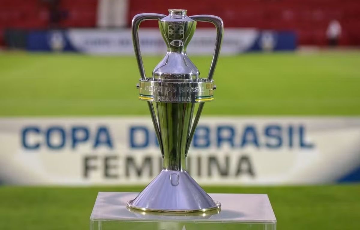 Troféu da Copa do Brasil Feminina (foto: Arthur Marega Filho/São José Futebol Feminino)