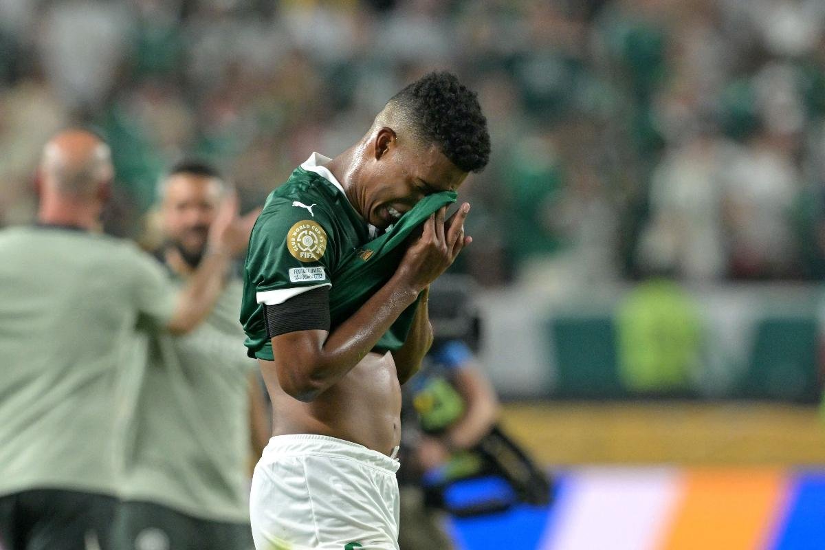 Vanderlan, do Palmeiras, chora eliminação pelo Chelsea no Mundial de Clubes (foto: Juan Mabromata/AFP)