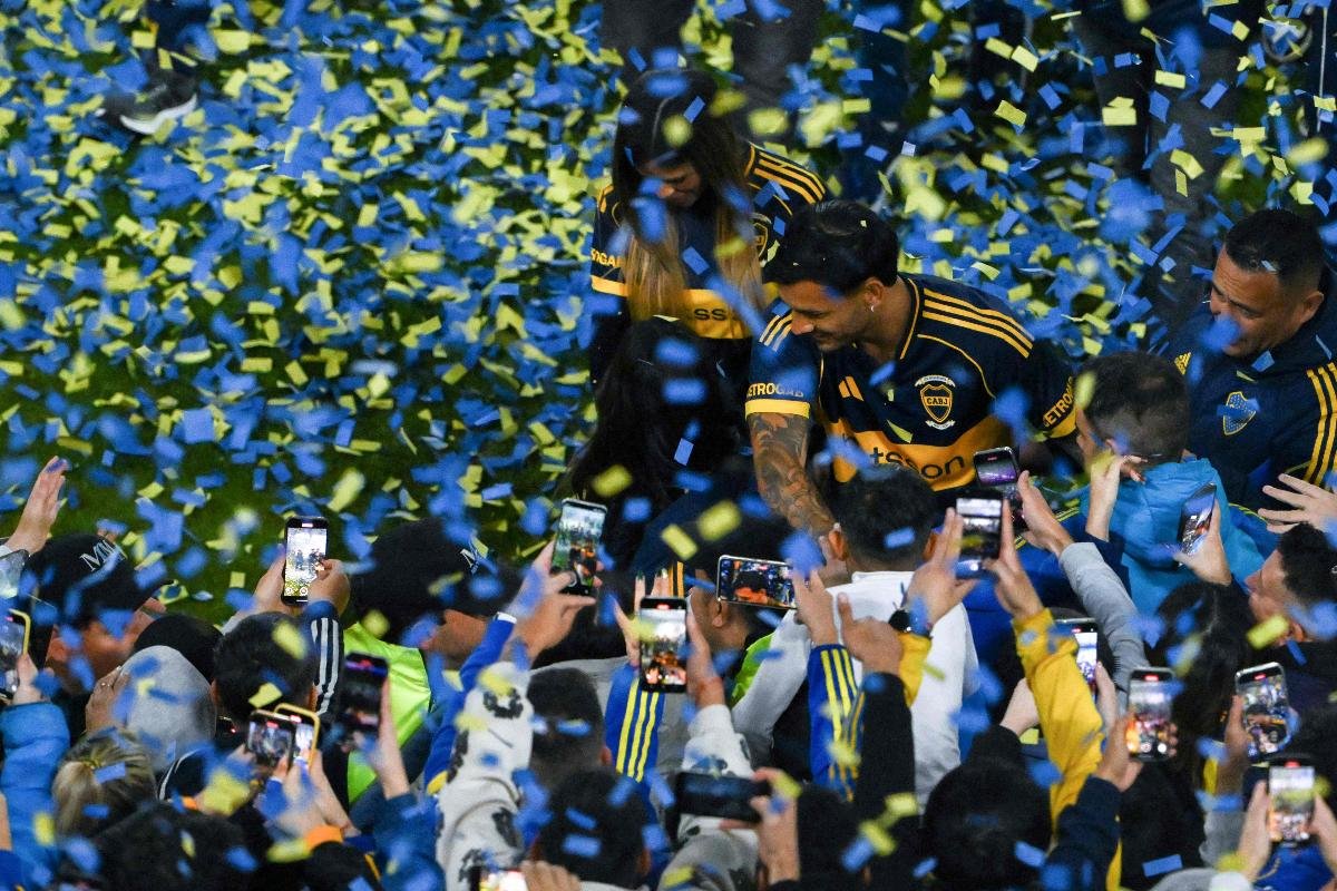 Paredes foi apresentado com festa em La Bombonera (foto: LUIS ROBAYO/AFP)