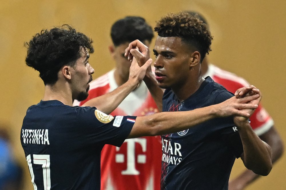 Doué e Vitinha comemoram gol do PSG sobre o Bayern (foto: Paul ELLIS / AFP)