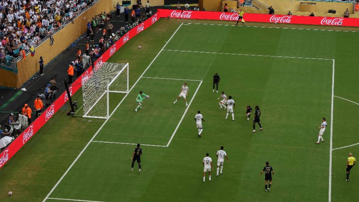 Courtois defende chute durante Real Madrid x Juventus, no Mundial de Clubes (foto: KEVIN C. COX/AFP)