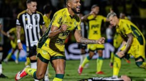 Reinaldo comemora gol do Mirassol contra o Atlético - Crédito: 