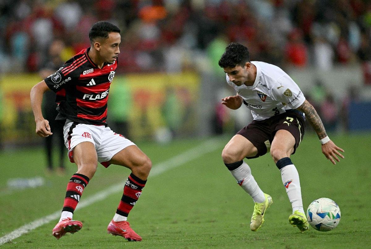 Matheus Gonçalves em ação pelo Flamengo contra a LDU na Copa Libertadores - (foto: Mauro PIMENTEL / AFP)