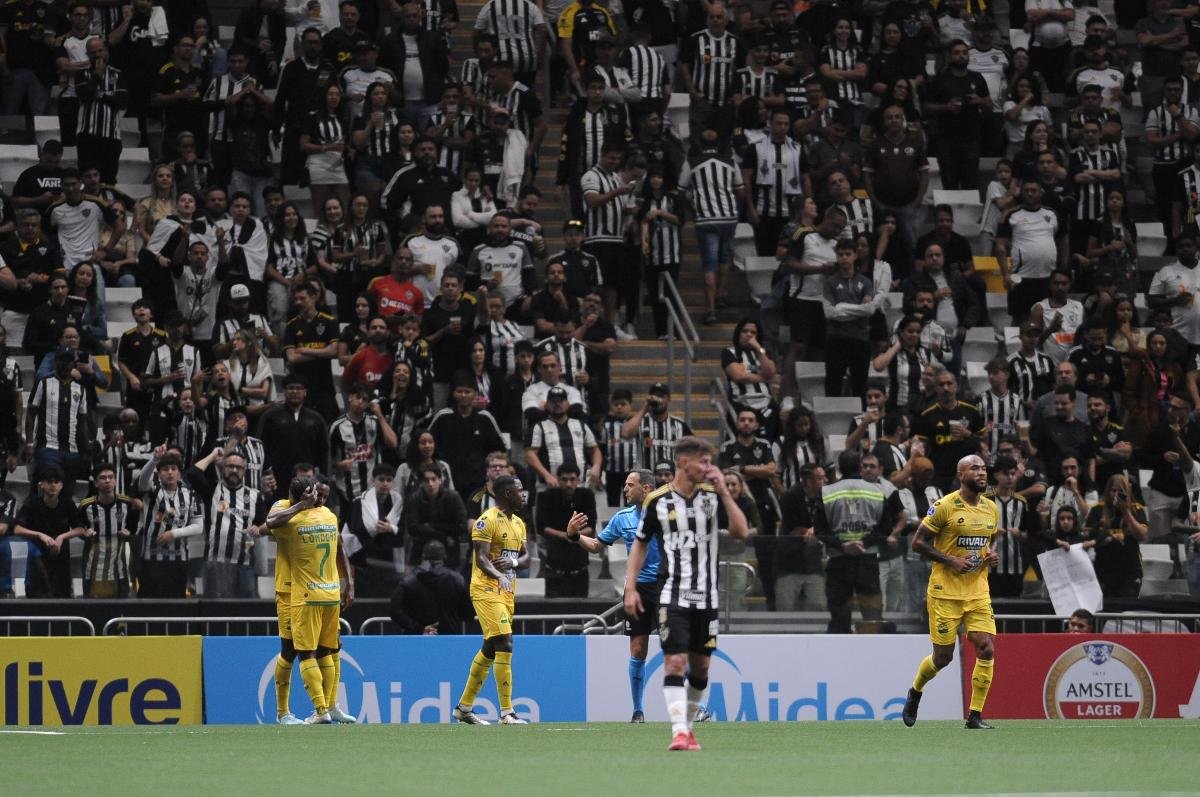 Bucaramanga celebra gol contra o Atlético - (foto:  Alexandre Guzanshe/EM/D.A. Press)