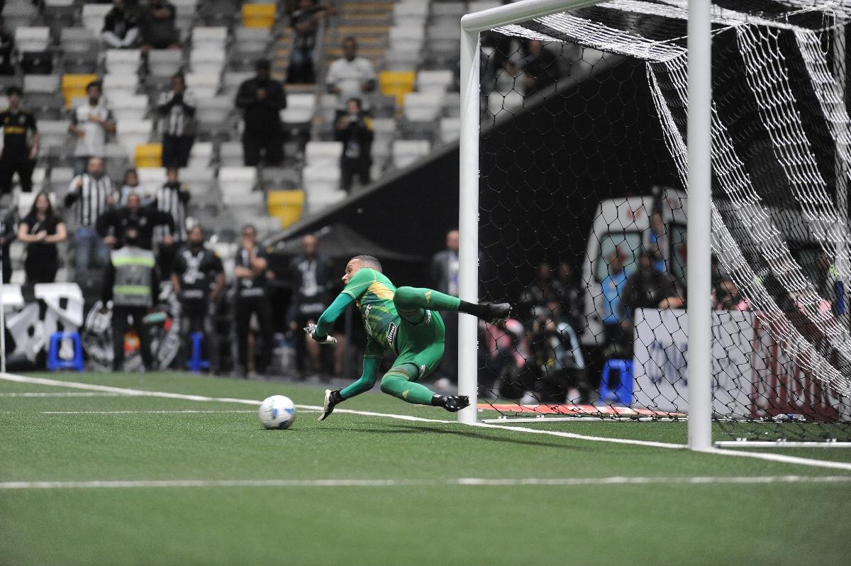 Everson foi o herói do Atlético contra o Bucaramanga - (foto: Alexandre Guzanshe/EM/D.A. Press)