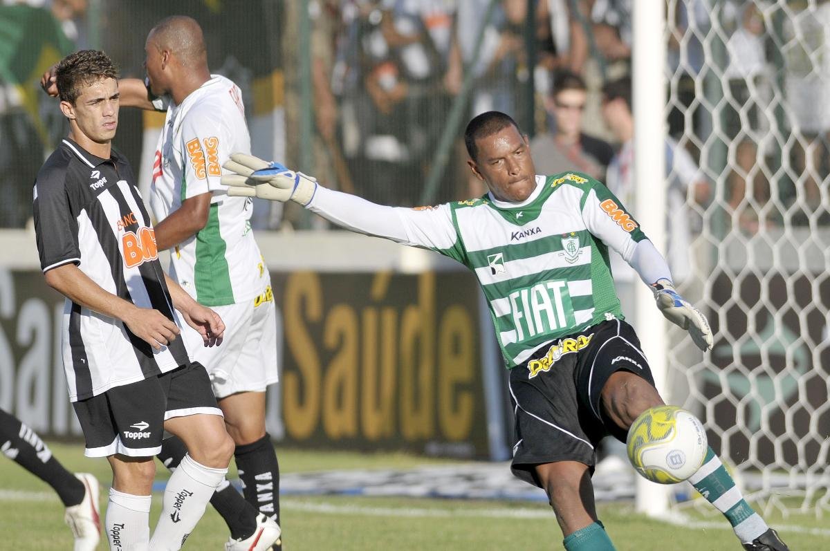 Goleiro Flávio em ação pelo América no clássico contra o Atlético pelo Mineiro de 2011 - (foto: Pedro Vilela/Esp. EM/D.A Press)