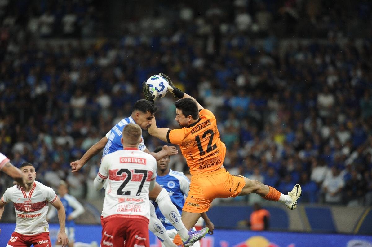 Matheus Albino, goleiro do CRB, 'fechou o gol', contra o Cruzeiro (foto: Alexandre Guzanshe/EM/D.A. Press)
