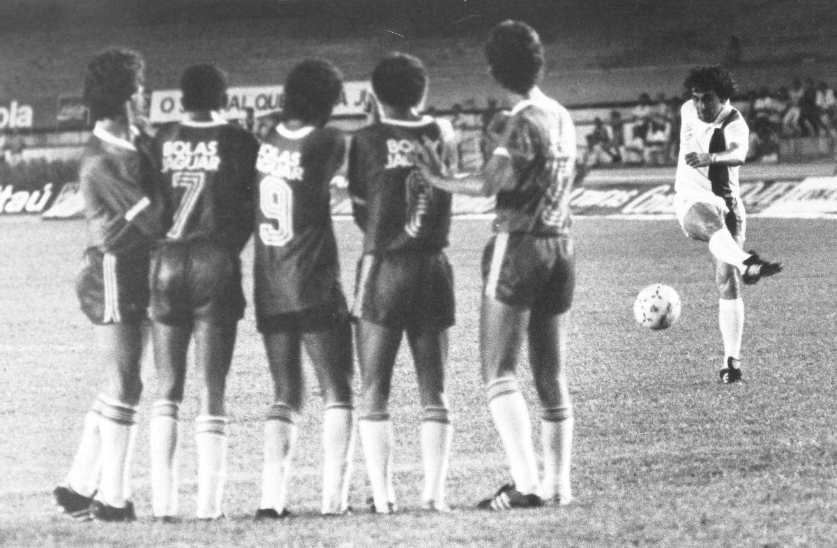 Nelinho fez dois gols de falta no jogo de despedida do futebol, em 1988 (foto: Jose Pereira/EM - 07/08/88)