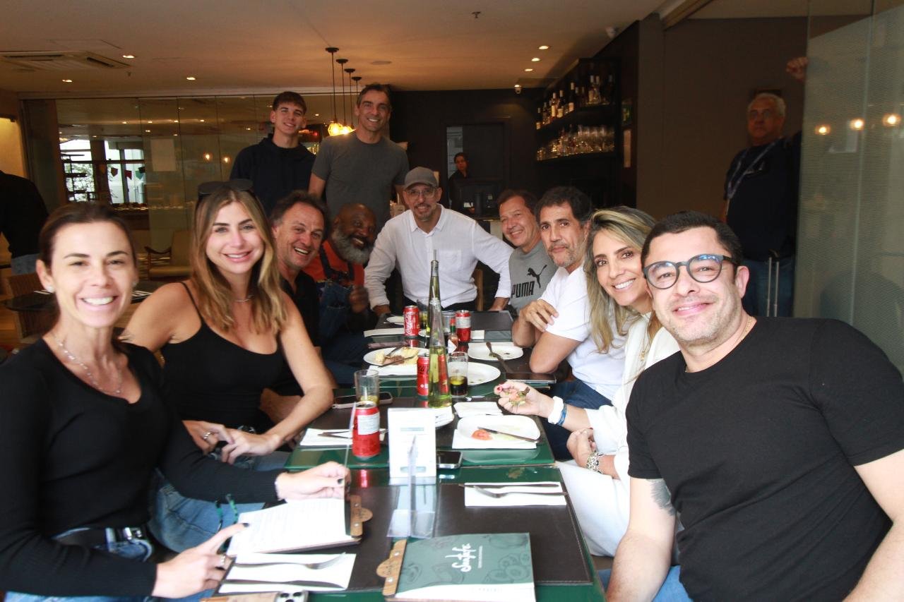 Malu, Renata, Carlão, Giba (de pé), Robson, Zé Eduardo, Maurício, Roberta e Rafael durante almoço (foto: Edesio Ferreira/EM/D.A. Press)