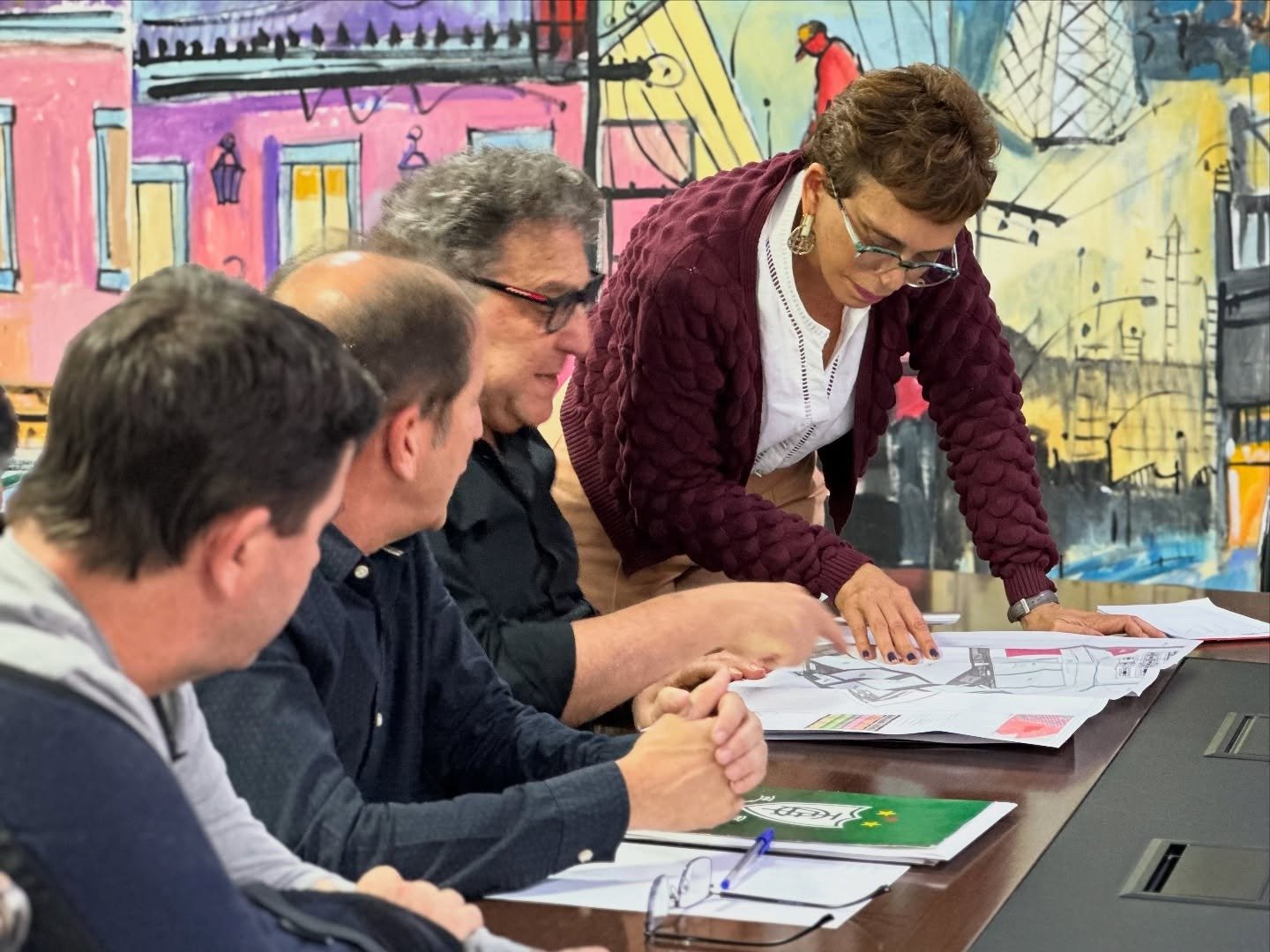 Dirigentes do América e prefeita de Contagem, Marília Campos, em reunião (foto: Divulgação)