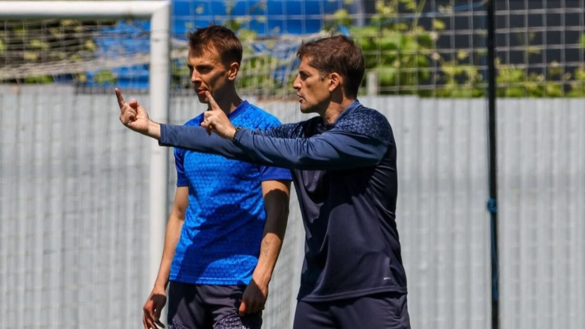 Robert Moreno passando instruções para jogador do FC Sochi em treino (foto: FC Sochi/Divulgação)