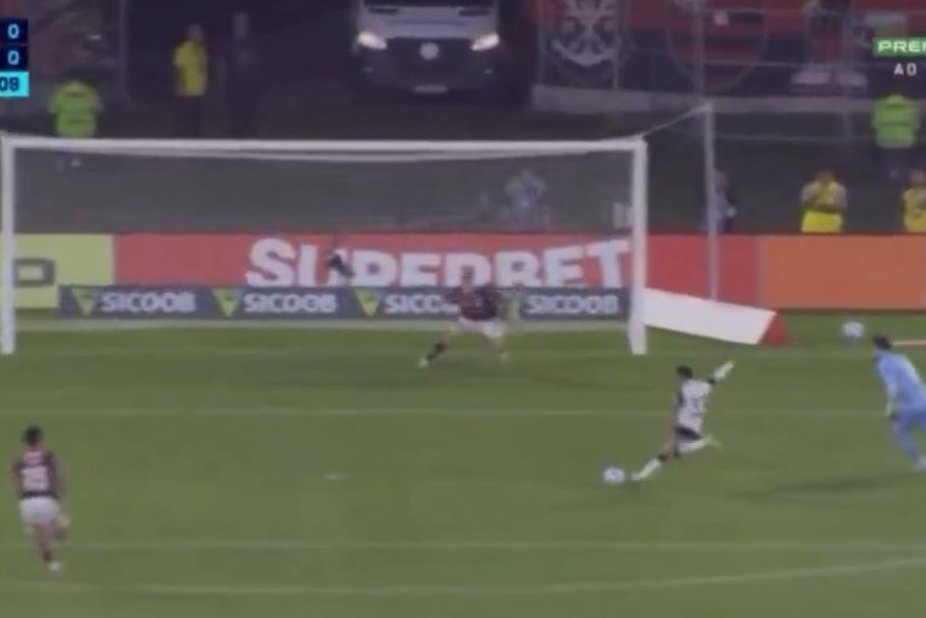 O gol perdido por Rony em Flamengo x Atlético (foto: Reprodução/Premiere)