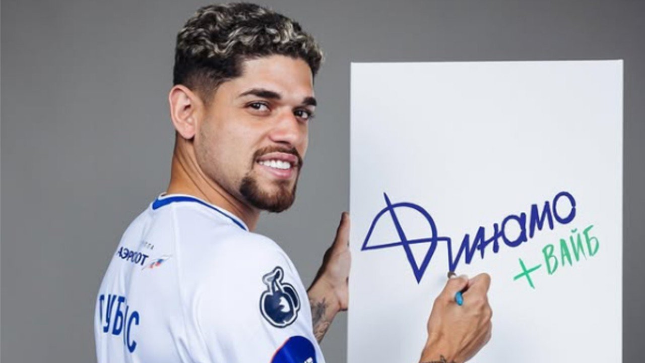 Rubens assinando um cartaz com o nome do Dínamo (foto: Dinamo/Divulgação)