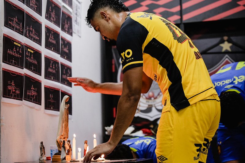 Jogador do Sport em oração (foto: Paulo Paiva/Sport Recife)