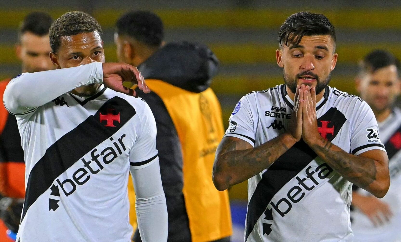 Jogadores do Vasco lamentam goleada sofrida contra o Del Valle (foto: Rodrigo Buendía/AFP)