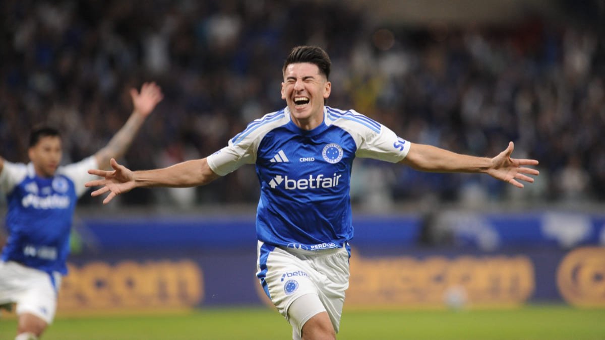 Zagueiro Lucas Villalba marcou primeiro gol pelo Cruzeiro diante do Grêmio (foto: Alexandre Guzanshe/EM/D.A. Press)